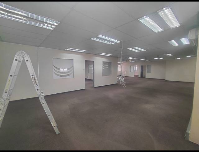 1,430M² OFFICE FOR SALE IN BRYANSTON